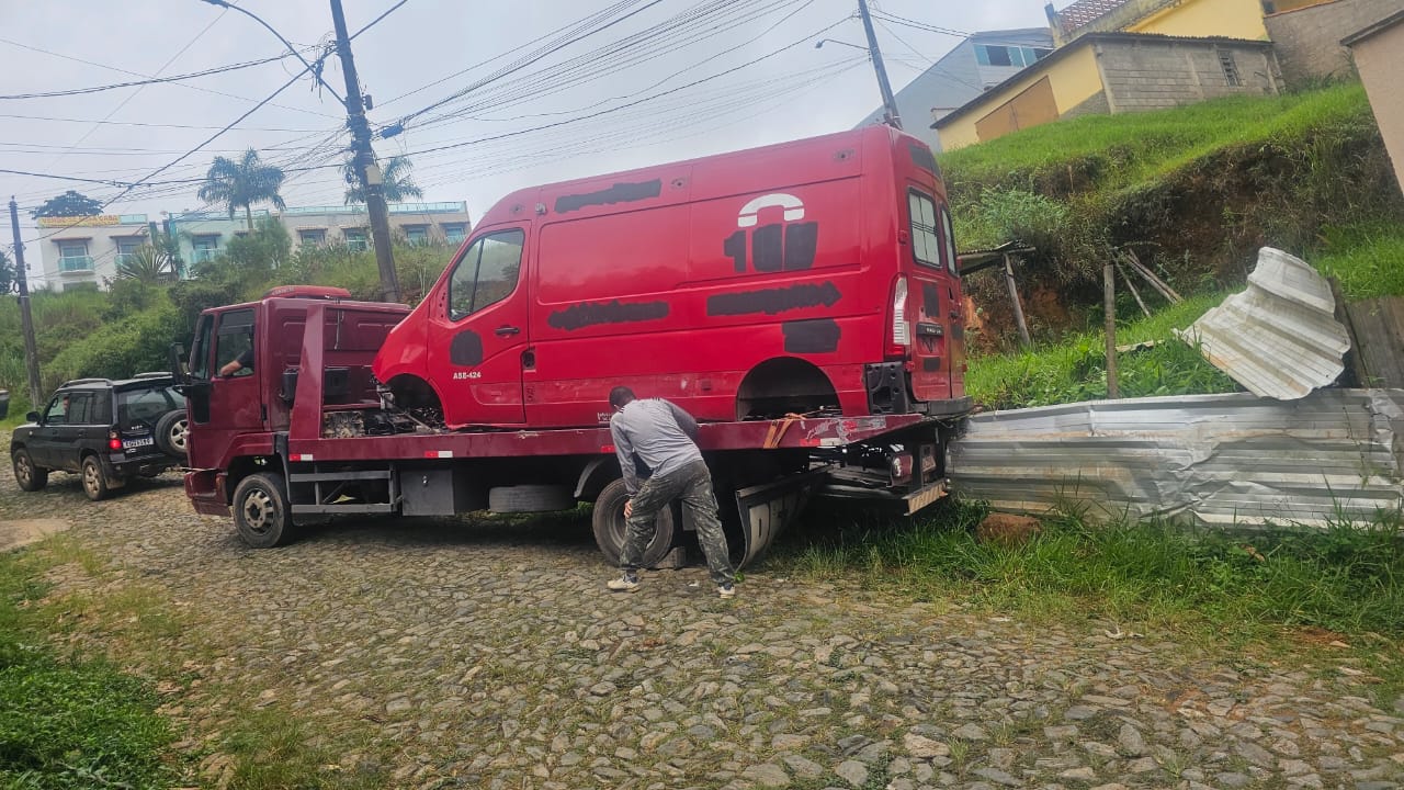 Pedestres e veículos enfrentam dificuldades na Rua Arino Patrocínio da Silva no Bairro São Sebastião